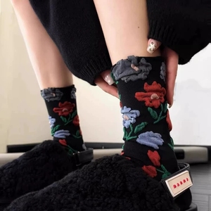 Chaussettes hautes rouges à motifs floraux pour femmes, style court, inspirées du vintage, chaussettes confortables à petits motifs floraux - Product Image 1