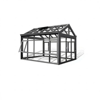 Véranda toute saison sur mesure avec structure en aluminium anodisé, verre trempé et toit polygonal pour extension de maison et jardin.