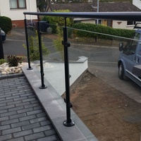 Support de verre en acier inoxydable noir thermolaqué sur mesure pour systèmes de balustrades de balcon et de jardin au design moderne