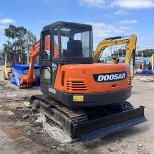 รถขุดขนาดเล็ก Doosan 55 มือสองของแท้จากเกาหลี ได้รับการรับรองมาตรฐาน CE ความจุ 5 ตัน พร้อมเครื่องยนต์ Isuzu เกียร์อัตโนมัติ - Product Image 3