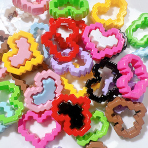 Venta al por mayor de dijes 3D de resina con diseño de corazón hueco estilo retro de dibujos animados, accesorios DIY para el cabello y decoraciones para fundas de teléfono. - Product Image 3