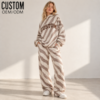 Ensemble décontracté deux pièces pour femme : Sweat-shirt oversize à col montant beige à rayures zébrées et pantalon large avec broderie appliquée