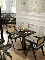 Ensemble de mobilier commercial en gros pour bureaux, lieux de loisirs, cafés et restaurants, comprenant canapé banquette rembourré, table de banquet en bois et chaises