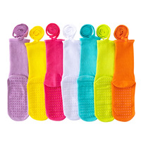 Chaussettes de yoga antidérapantes Bioserica Era personnalisées avec logo pour femmes, design athlétique à volants, fabrication sur mesure