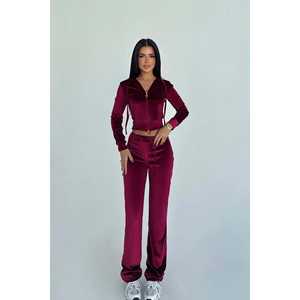 Ensemble de bureau 2 pièces en velours Lady's Bethany, blazer rouge cerise et short au-dessus du genou, coupe ample pour l'automne et l'hiver - Product Image 2