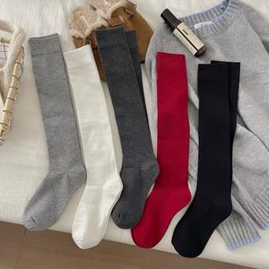 Jingwen OEM Stapel Sokken Chaussettes en coton de couleur unie, minces et mignonnes, de style universitaire, chaudes, aux genoux pour femmes, automne - Product Image 1