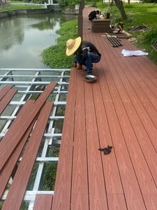 Plancher composite WPC co-extrudé <span class=keywords><strong>pour</strong></span> <span class=keywords><strong>terrasse</strong></span> extérieure, revêtement de <span class=keywords><strong>sol</strong></span> technique WPC, <span class=keywords><strong>terrasse</strong></span> composite extérieure étanche avec capuchon - Product Image 4