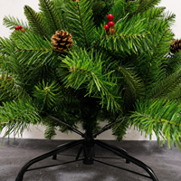 Sapin de Noël artificiel avec des cônes de pin et des baies rouges, pointes mélangées, arbre de Noël vert dense pour la décoration de la maison et des hôtels