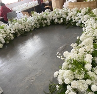 Bruiloft entree decoratie, bloemstukken met wilde bloemen in natuurlijk ogende, hoogwaardige bloemen en groen.