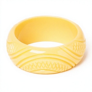 Brazalete de Resina Acrílica Tallada con Diseño Geométrico Vintage, Joyería de Resina Amarilla Hecha a Mano, Accesorio de Moda Unisex Único y Elegante - Product Image 1
