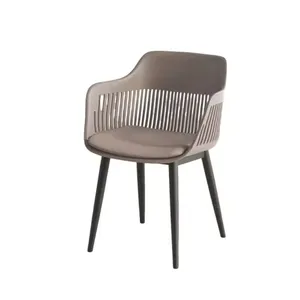 Chaise élégante en plastique PP avec accoudoirs et pieds en fer - Product Image 1