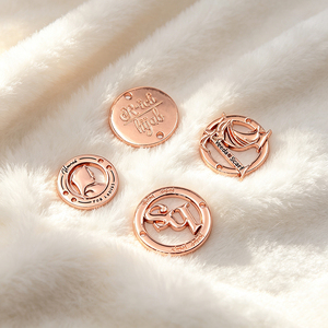 Etiqueta Metálica Redonda Hueca de Aleación de Zinc en Oro Rosa, con Logotipo Personalizado, Dos Orificios, para Hijab, Bufanda, Accesorios de Ropa, Venta al Por Mayor - Product Image 3