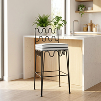 Tabouret de bar en tissu festonné incurvé avec pieds en métal - Mobilier commercial durable et écologique pour hôtel, cuisine et usage extérieur