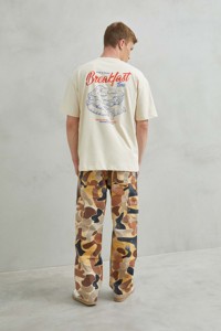 T-shirt unisexe surdimensionné 100% coton respirant avec imprimé petit-déjeuner et croissant, couleur beige, style homme - Product Image 4