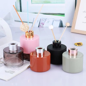 Bán Buôn 120Ml Frosted Matte Màu Đen Reed Khuếch Tán Chai Thủy Tinh Sang Trọng Rỗng Với Vương Miện <span class=keywords><strong>Cap</strong></span> Niêm Phong - Product Image 6