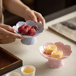 Assiette à fruits en porcelaine de style chinois en forme de fleur, base haute, pour servir des desserts lors de réceptions de thé - Product Image 3