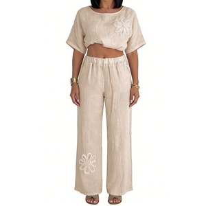 ชุดเซ็ต 2 ชิ้น เสื้อแขนสั้นปักลายลำลองไซส์พลัสสำหรับผู้หญิง และกางเกงขายาวเอวสูงทรงหลวม แฟชั่น - Product Image 2