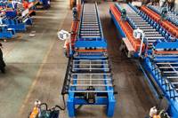 Machine de fabrication de tôles de toiture en métal ondulé avec structure de base renforcée et tuiles émaillées au design personnalisé