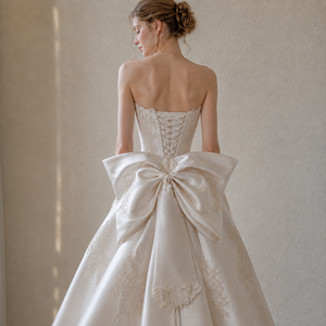 Abito da sposa stile Hepburn con fiocco, senza spalline, con perline, in tulle e applicazioni in pizzo, strascico a cappella, lunghezza a terra, silhouette a sirena/tromba - Product Image 6