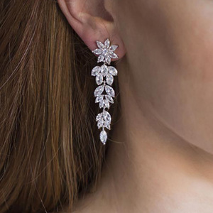 Eleganti Orecchini Pendenti Lunghi con Motivi Floreali e Foglie per Donne, Gioielli Scintillanti alla Moda - Product Image 3