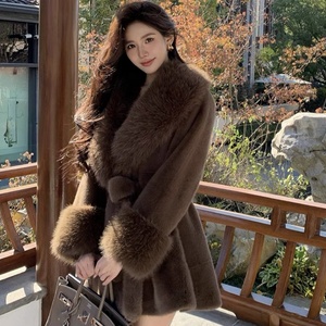 नकली फर कॉलर के साथ महिलाओं का नकली मिंक कोट सर्दियों की लंबी आस्तीन फ्यूरी ट्रिम पेपलम परका कोट - Product Image 2