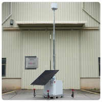 Tour de vidéosurveillance solaire 450W avec base sur chenilles, chargeur CA, boîtier CCTV hexagonal et mât télescopique pour la sécurité des chantiers