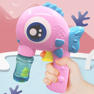 Pistola de burbujas con forma de pez de ojos grandes, juguete manual de plástico grande con alimentación eléctrica por agua para niños de 2 a 4 años, unisex, con forma de dibujos animados - Product Image 1