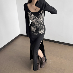 Robe longue maxi moulante pour femme, style américain, imprimé foncé, coupe sirène, avec fente latérale, coupe ajustée, manches évasées, style 'Hot Girl' - Product Image 3