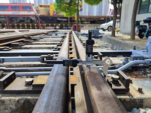 เครื่องวัดการสึกหรอของรางแบบดิจิตอลชนิดเลื่อนได้ สำหรับวัดการสึกหรอของรางและค่าการสึกหรอด้านข้างของรางปีก - Product Image 3