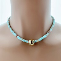 Collier ras du cou TK-B676 multicolore vibrant avec perles de pierres précieuses, pendentif carré incrusté de gemmes et breloque dorée – Bijou élégant pour femme, idéal au quotidien et pour les soirées
