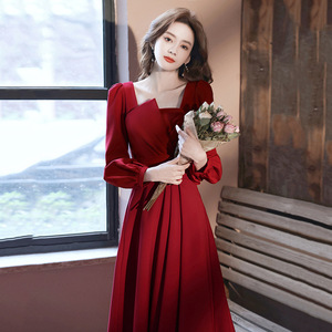 Robe de mariée nouvelle collection printemps à manches longues mi-longue rouge pour fiançailles, mariage et soirée - Product Image 1