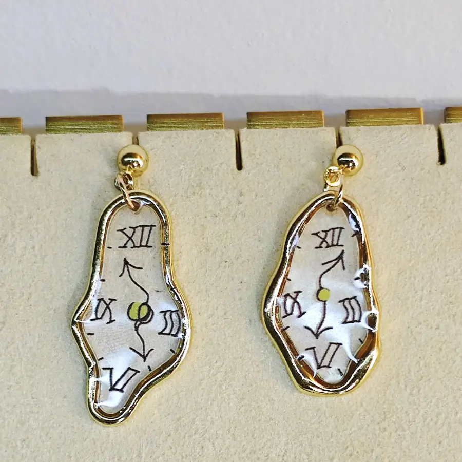 Brincos de joias da moda inspirados em Salvador Dali, relógio de arte, brincos de cobre para mulheres, presente de aniversário, festa de noivado