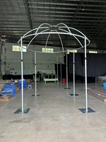 Tuyaux et système de draperie pour les cabines en ligne de salon professionnel