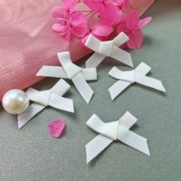Vente en gros Petit nœud DIY Personnalisé Mini ruban de satin nœud Élastique en nylon Décoratif en couleurs unies Boîte pré-attachée Décoration Ruban nœuds
