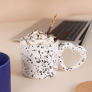 Ly cà phê gốm sứ hình trái tim màu hồng phong cách Bắc Âu, tay cầm hình trái tim chấm bi - Product Image 3