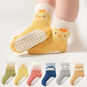 <span class=keywords><strong>Chaussettes</strong></span> antidérapantes sans couture pour bébés et tout-petits, avec grip, motif ours de dessin animé, en coton, longueur mi-mollet, vente en gros - Product Image 1