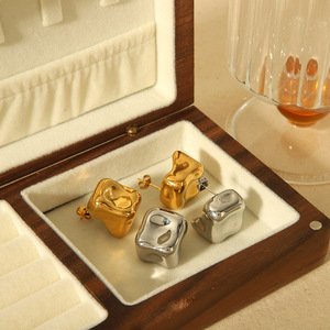 ต่างหูสตั๊ดเหล็กไทเทเนียมรูปทรงเรขาคณิตไม่สม่ำเสมอ สีไม่ซีดจาง สไตล์ยุโรปอเมริกัน ต่างหูสแตนเลสเรียบง่าย - Product Image 1