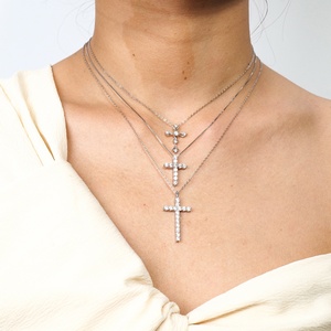 Collar con Colgante de Cruz Personalizado, Plata S925 con Incrustaciones de Moissanita - Product Image 4