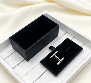Boîte à boutons de manchette rectangulaire noire haut de gamme écologique, base rigide mate, en similicuir fin, flocage noir, fentes fixes - Product Image 2