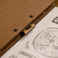 Porte-menu en bois contreplaqué sculpté sur mesure de haute qualité avec charnières, idéal pour les restaurants, cafés, présentoirs et supports de menu.