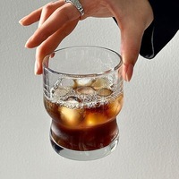Gobelet en verre avec une esthétique Instagram-worthy, haute valeur esthétique, adapté à l'utilisation à domicile par les filles comme gobelet à eau ou à boisson