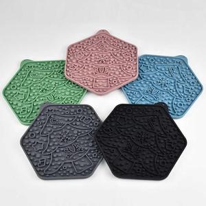 แผ่นรองเลียซิลิโคนแบบพกพาเป็นมิตรกับสิ่งแวดล้อม ดีไซน์ใหม่รูปต้นคริสต์มาส แผ่นรองเลียเนยถั่วสำหรับสุนัขและแมว - Product Image 4