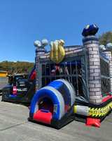 Vente en gros de voiture de police gonflable en PVC 8*4.5 m et de château plein d'entrain de prison