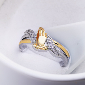 Anello Mani in Preghiera da Donna, Placcato Oro 14K con Zirconi, Regolabile, Gioiello Statement, Idea Regalo Portafortuna - Product Image 1