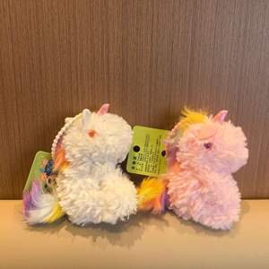 HECION Porte-clés Poney Assis en Peluche Mignon Style INS, Adorable Poupée Cheval en Peluche pour Décoration de Sac à Dos - Product Image 4