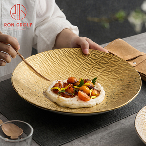 Assiette à dîner ronde en céramique à texture verticale dorée pleine pour la restauration hôtelière en gros - Product Image 6