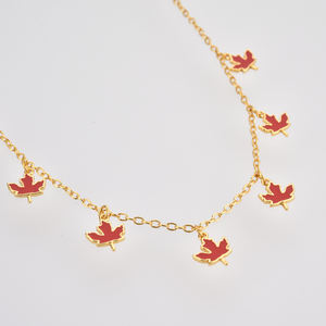 שרשרת תליון עלה מייפל מצופה זהב עם אמייל אדום מכסף 925 של FUAMAY - Product Image 4