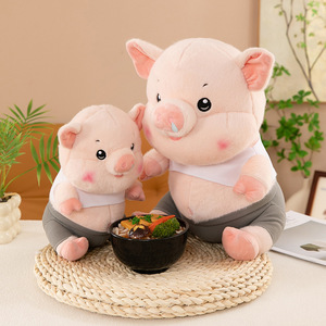 Peluche cochon assis JM mignon, jouet en peluche doux et habillé, jouet créatif cochon rose en peluche - Product Image 5
