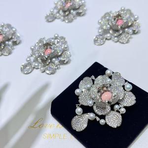 Broche de Flor de Camelia de Lujo Coreano de Estilo Avanzado, Exquisito y de Alta Gama para Traje de Mujer, Diseño de Agua Dulce - Product Image 1