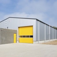 Atelier préfabriqué en structure métallique, toit et parois en tôle colorée, abri de voiture en métal, abri de stationnement extérieur sur mesure